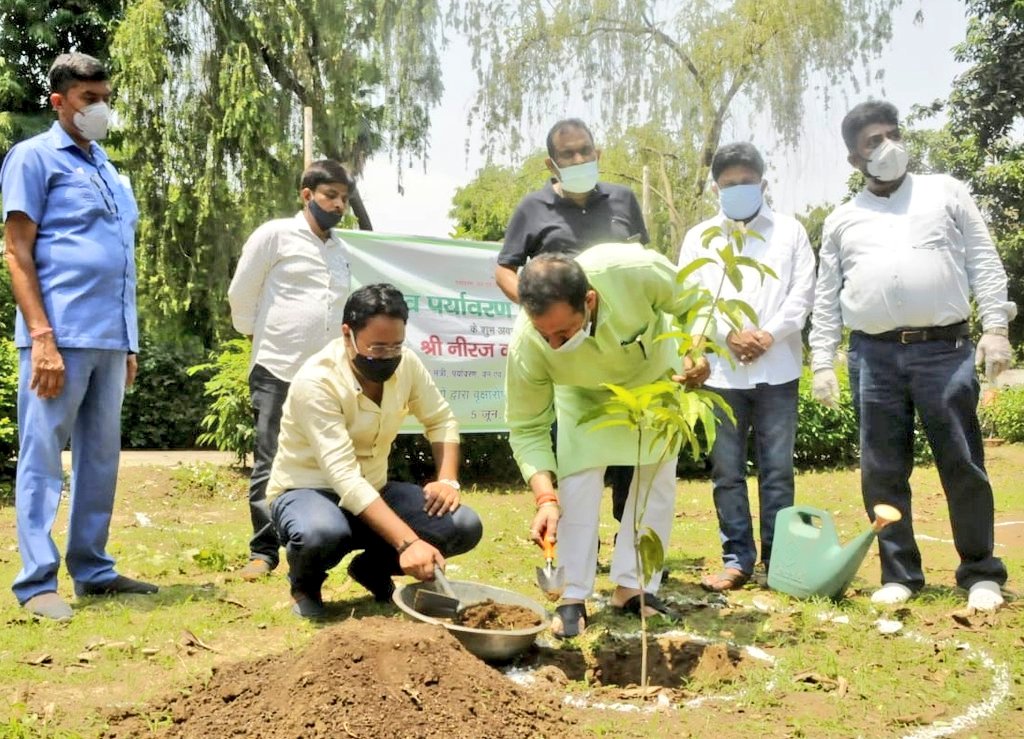 manish_singhIND's tweet photo. आज विश्व पर्यावरण दिवस पर बिहार के वन पर्यावरण एवं जलवायु परिवर्तन मंत्री श्री नीरज सिंह बब्लू जी ने अपने सरकारी आवास पर वृक्षारोपण किया।
साथ मे @bjymbiharstate अध्यक्ष @Durgeshsinghbjp जी के साथ मैंने भी पेड़ लगाया।
@MLANirajBablu
@Tejasvi_Surya
@Offtejasvisurya 
@BJYM https://t.co/qTCmYu4Sa8