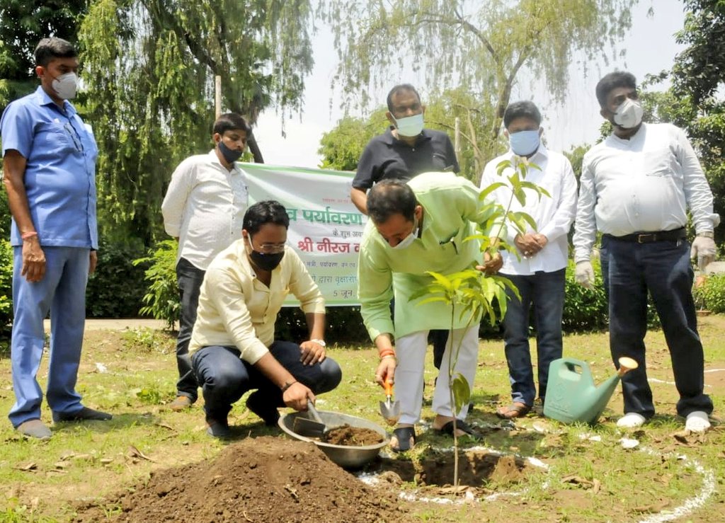 manish_singhIND's tweet photo. आज विश्व पर्यावरण दिवस पर बिहार के वन पर्यावरण एवं जलवायु परिवर्तन मंत्री श्री नीरज सिंह बब्लू जी ने अपने सरकारी आवास पर वृक्षारोपण किया।
साथ मे @bjymbiharstate अध्यक्ष @Durgeshsinghbjp जी के साथ मैंने भी पेड़ लगाया।
@MLANirajBablu
@Tejasvi_Surya
@Offtejasvisurya 
@BJYM https://t.co/qTCmYu4Sa8
