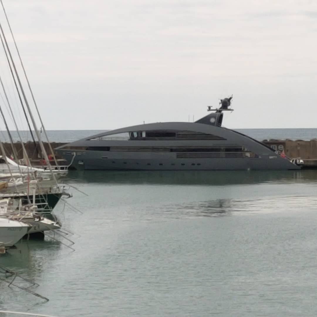È approdato stamattina al Porto turistico di Roma, proveniente da Ponza, il megayacht Ocean Pearl, un 41 metri disegnato dall'architetto Norman Foster per Rodriguez Yacht e varato nel 2010.  Il costo di noleggio? Circa 139mila euro a settimana. #oceanpearl #superyacht #megayacht