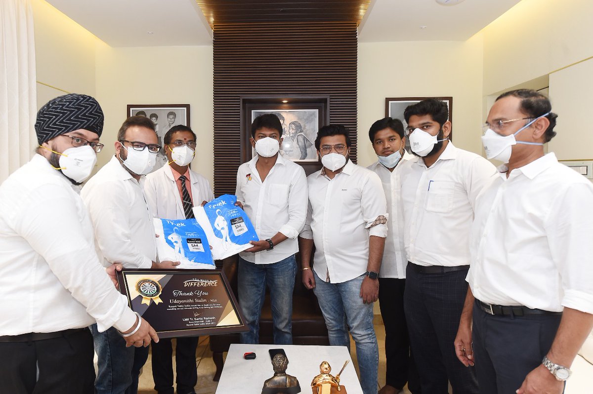 Udhaystalin's tweet photo. . @roundtableindia அமைப்பு சார்பில் அதன் நிர்வாகிகள் கொரோனா சிகிச்சை பணிகளுக்காக 1000 PPE கவச உடைகளை ராயப்பேட்டை அரசு பொது மருத்துவமனைக்கு வழங்குவதற்காக என்னிடம் இன்று வழங்கினர். அவற்றை ராயப்பேட்டை அரசு மருத்துவமனையில் இன்று ஒப்படைத்தேன். நன்றி
@JMHImranHaroon
@karthik79184297 https://t.co/qOlaWosjG3