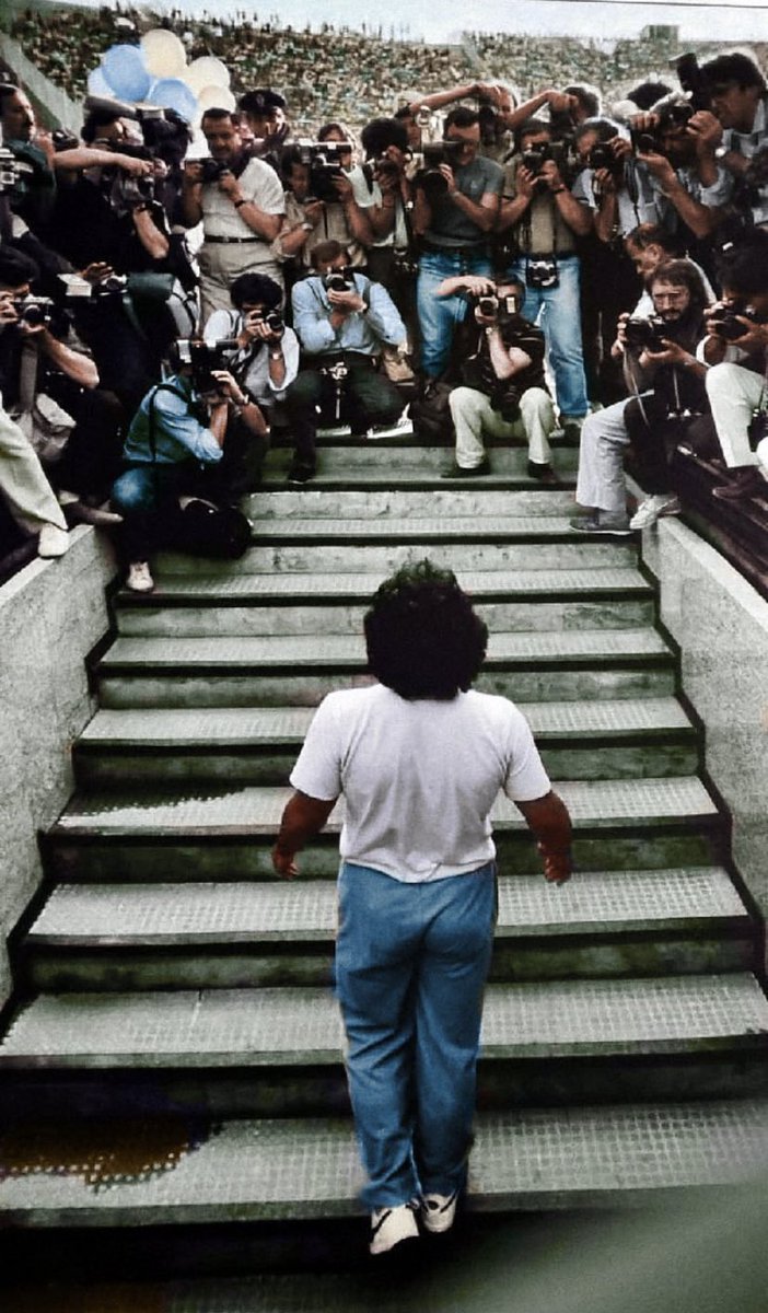 TuttoCalcioo_'s tweet photo. 🔵 - Maradona presentato dal #Napoli. | Stadio San Paolo. 1984. https://t.co/MRtXog5uBF