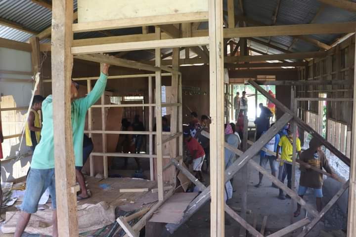 ALERT! 

Isang Lumad school sa Bukidnon ang sinira na naman ng kasundaluhan (72nd IB) ngayong araw.

Pinilit pa nila ang community members na gibain ang paaralang tinayo mismo ng komunidad. Ani ng mga magulang, kakasuhan umano sila pag di sumunod. 

NAPAKASAHOL!!! 😤😤😤