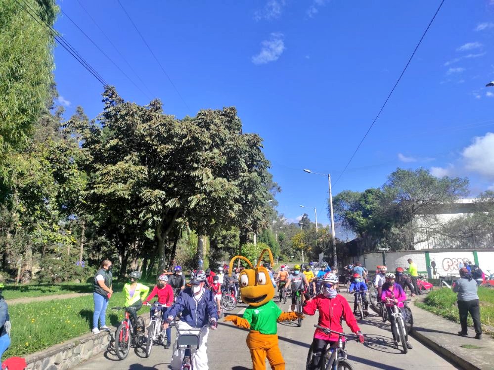 DiegoMorales593's tweet photo. 🌍 En el #DíaMundialDelMedioAmbiente, recordamos la importancia de la protección del ecosistema.

👉Formamos parte de la #CicleadaÁrbolesParaLaVida, organizada por la @emov_ep y @emac_ep 🚴‍♀️🚴‍♂️

🏞No olvides que estas actividades nos ayudan a vivir mejor y contaminar menos😉 https://t.co/vHp6SHJMH0
