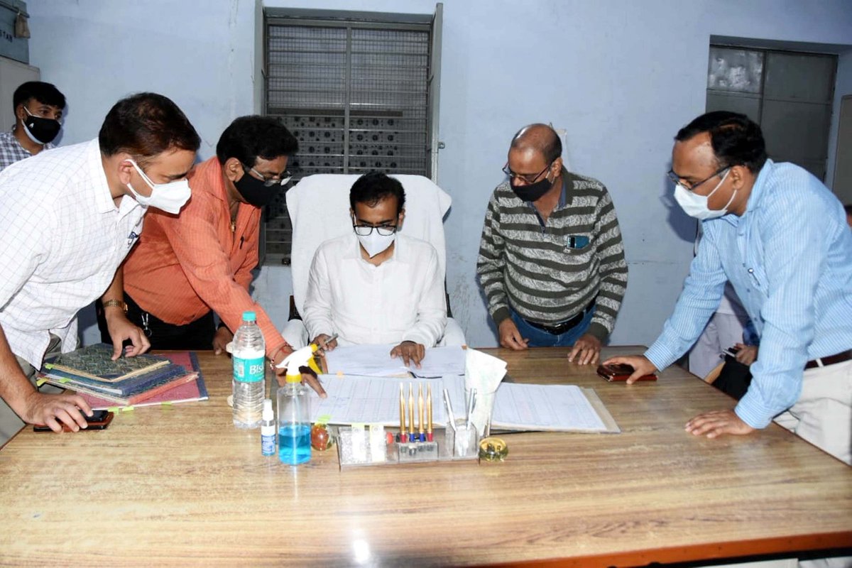 नवागत जिलाधिकारी श्री अंकित कुमार अग्रवाल ने आज देर शाम जनपद कोषागार पहुंचकर जिलाधिकारी एटा के रूप में कार्यभार ग्रहण किया।  <a href="/CMOfficeUP/">CM Office, GoUP</a> <a href="/UPGovt/">Government of UP</a>