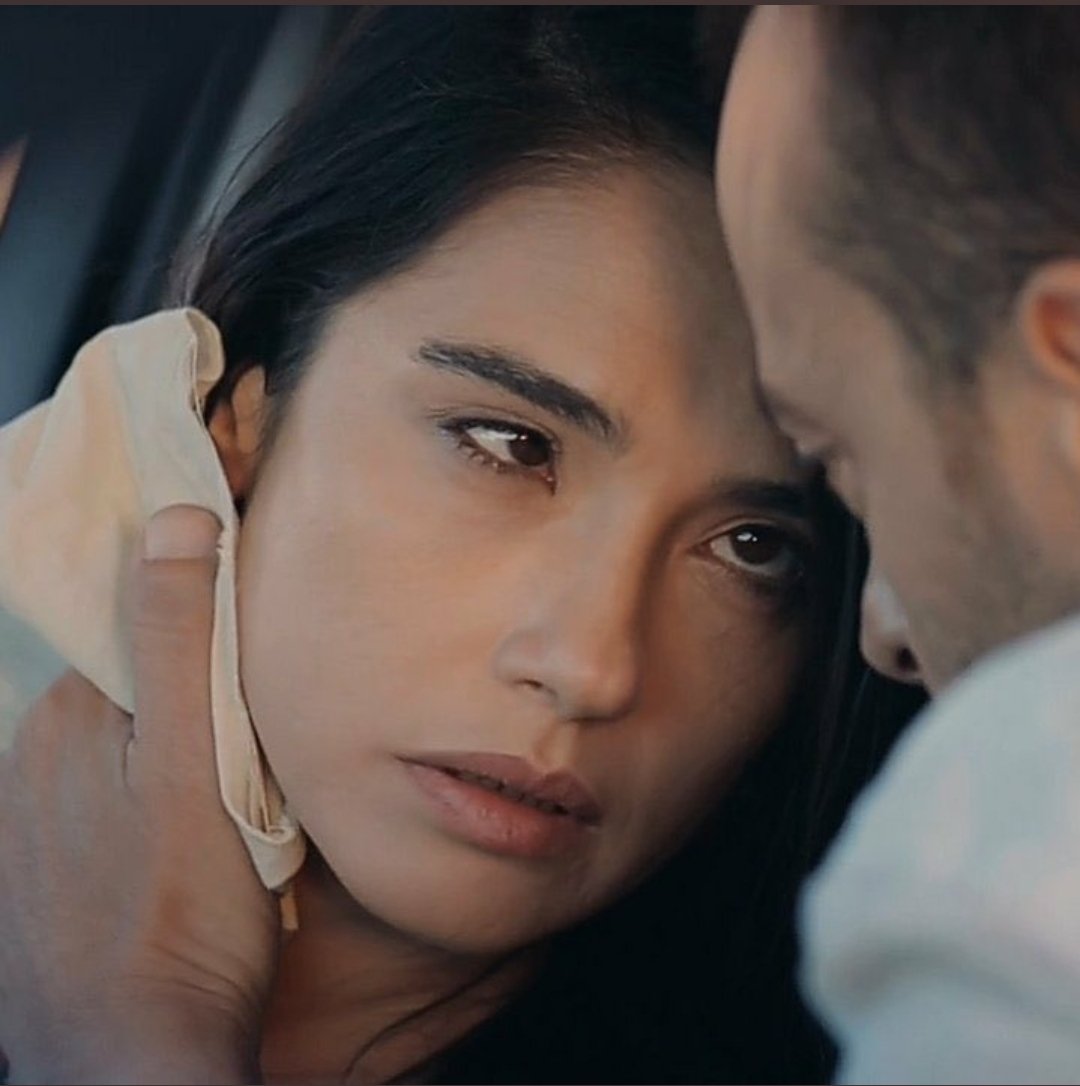 ozhat_ozdemir's tweet photo. Ne güzel başlamıştı be sonu böyle olmamalıydı .
Sana gitme demeyeceğim
Ama gitme lavinia 🖤
#HosKal #canan #CanSel #SonYaz https://t.co/YsosoubGw1