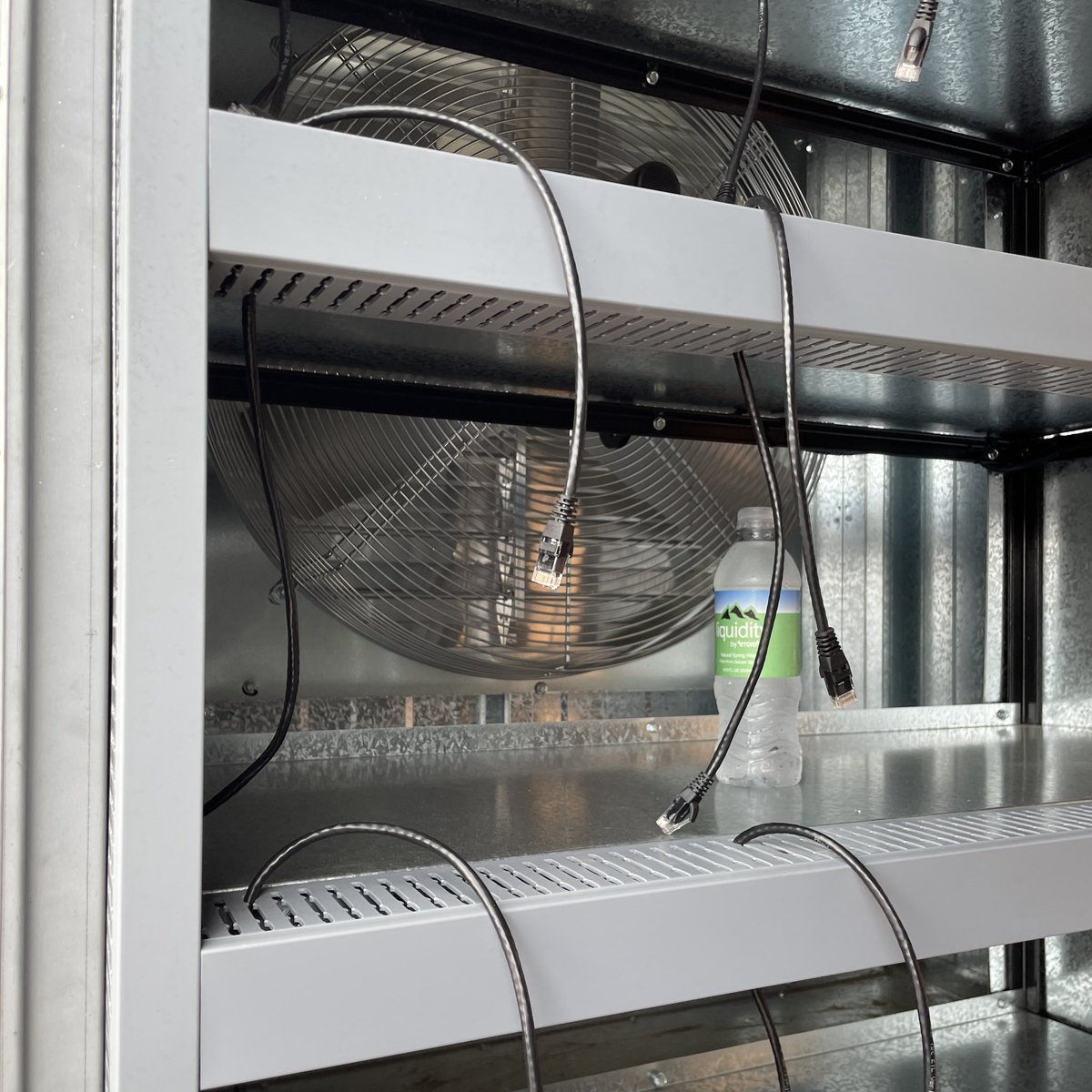 brettinthewoods's tweet photo. The #HashHut from @upstreamdatainc is ๐ฅ๐ฅ๐ฅ. A feat of engineering how they spin these up and crank them out.
Such a simple, effective design https://t.co/a8nYGrYw1q
