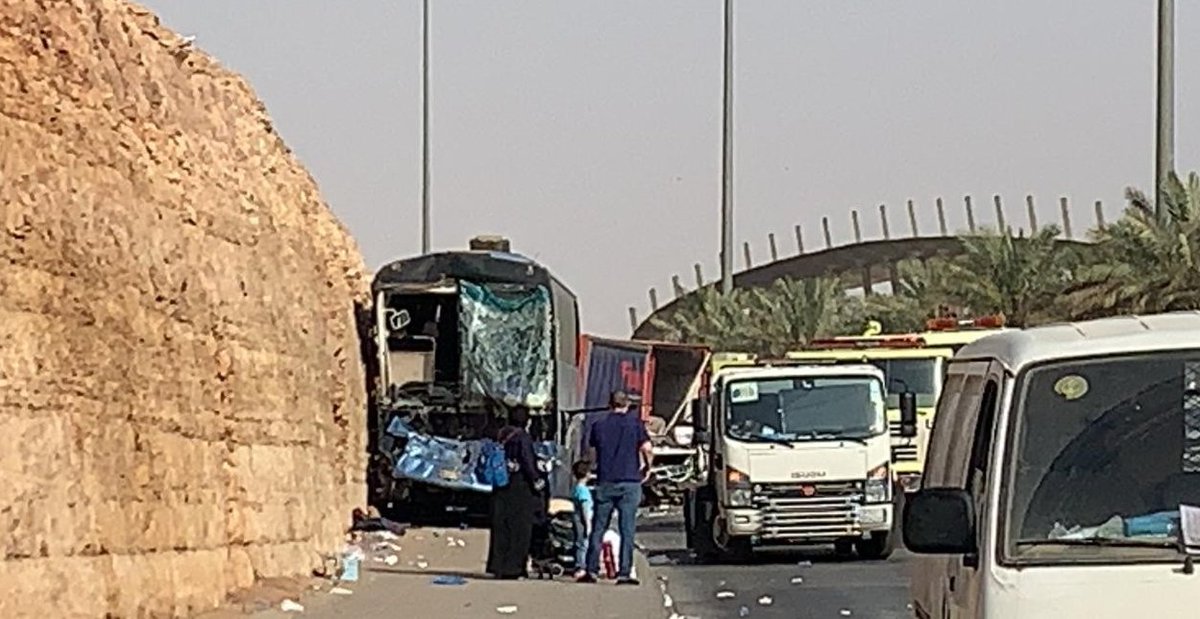Akhbaar24's tweet photo. إصابة 12 شخصاً في حـادث تصادم بين شاحنة وحافلة بـ #الرياض (صور)
 https://t.co/T958HE8Plj https://t.co/Q2VufyoRBP
