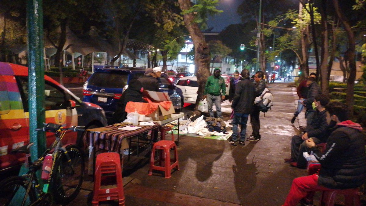 CondonSW2021's tweet photo. Así la colonia la misión de ayuda de la Noche de ayer en #elparke #aciudadelacdmx en apoyo a personas en situación de calle y Trajadores (as) Sexuales. https://t.co/BGL3vSOXmK