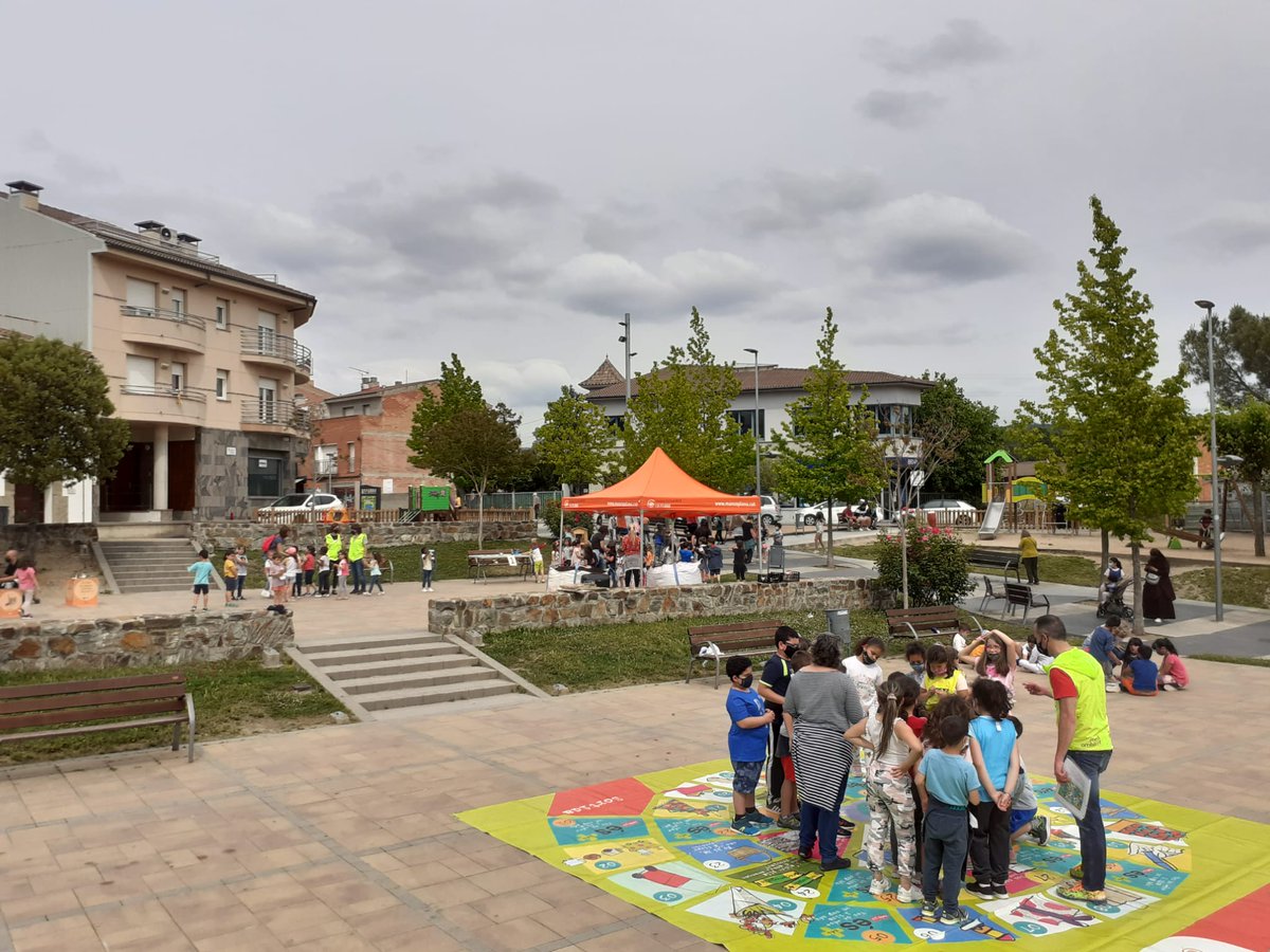 Mancoplana's tweet photo. Celebrem el #DiaMundialdelMediAmbient amb activitats a diversos municipis. Inauguració de punts d'intercanvi  de llibres, accions #letscleanupcat de neteja de l'entorn natural, tallers i xerrada sobre prevenció de residus @ajaiguafreda @AjBalenya @tona_aj @residuscat @XarxaSost https://t.co/teRVHR5YDC
