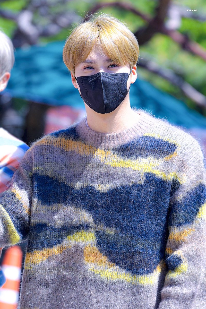 Viento_light's tweet photo. 210505 가요광장 출근

#하이라이트 #HIGHLIGHT
#동운 #DONGWOON 
#동운아_평생_우리와_파도타자 🌊 https://t.co/D1DMXmxsEN