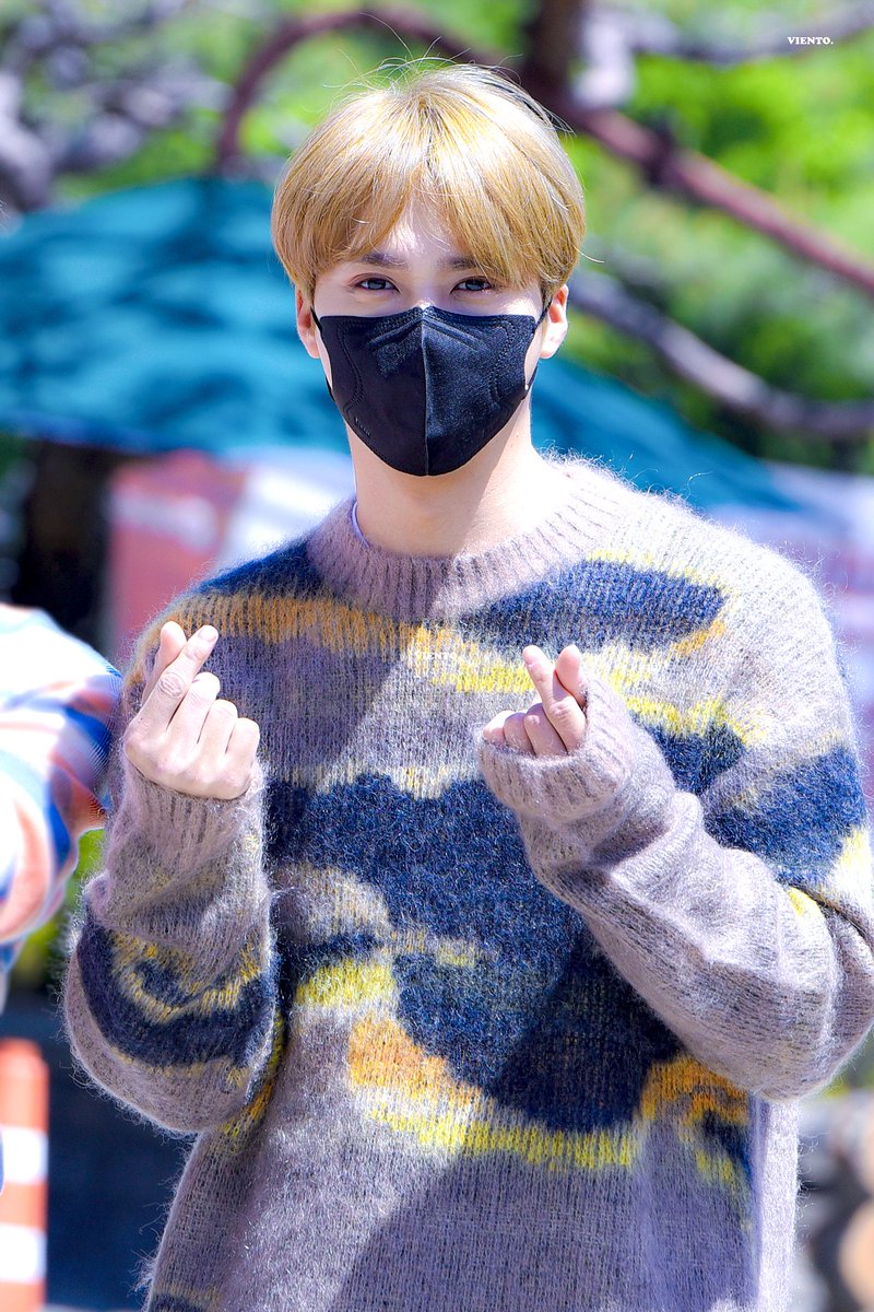 Viento_light's tweet photo. 210505 가요광장 출근

#하이라이트 #HIGHLIGHT
#동운 #DONGWOON 
#동운아_평생_우리와_파도타자 🌊 https://t.co/D1DMXmxsEN