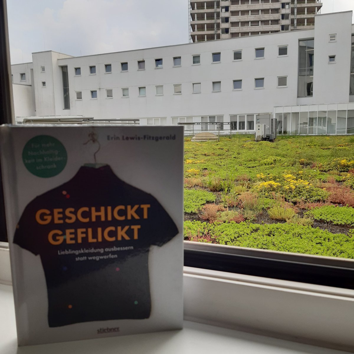 Stb_Bielefeld's tweet photo. Lieblingsstücke retten?
Diese Neuerwerbung wird gerade eingearbeitet. Auch wenn wir wieder shoppen gehen können, sind uns ja vllt einige Kleidungsstücke so ans Herz gewachsen, dass wir lieber flicken möchten. Gut aussehen sollte natürlich trotzdem.
#SamsDach #Buchtipp https://t.co/gqzAURFa0J