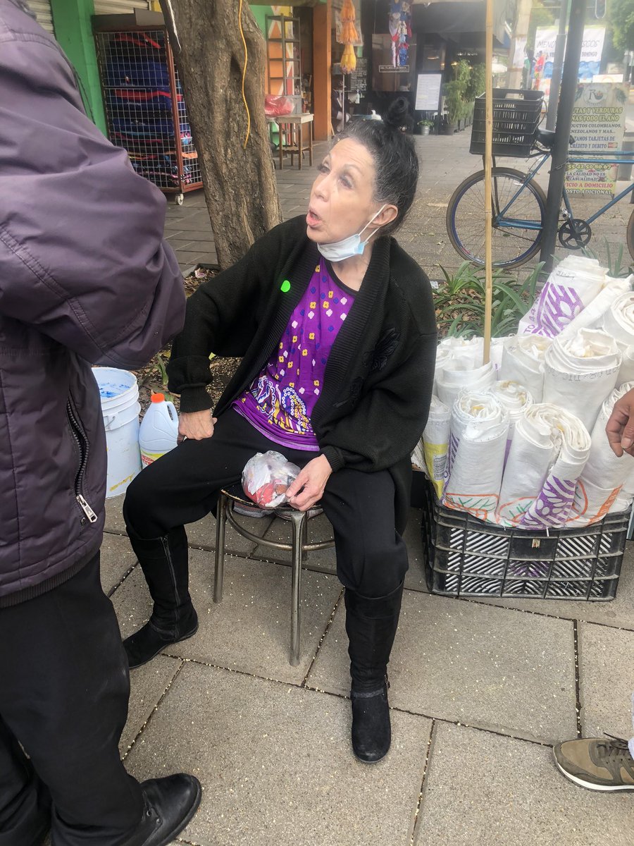 jimenaferrari's tweet photo. @En_laDelValle vecinos alguien reconoce a esta señora ? Está desorientada, estamos en el mercado de av Coyoacán. https://t.co/2rrAeU7bqu