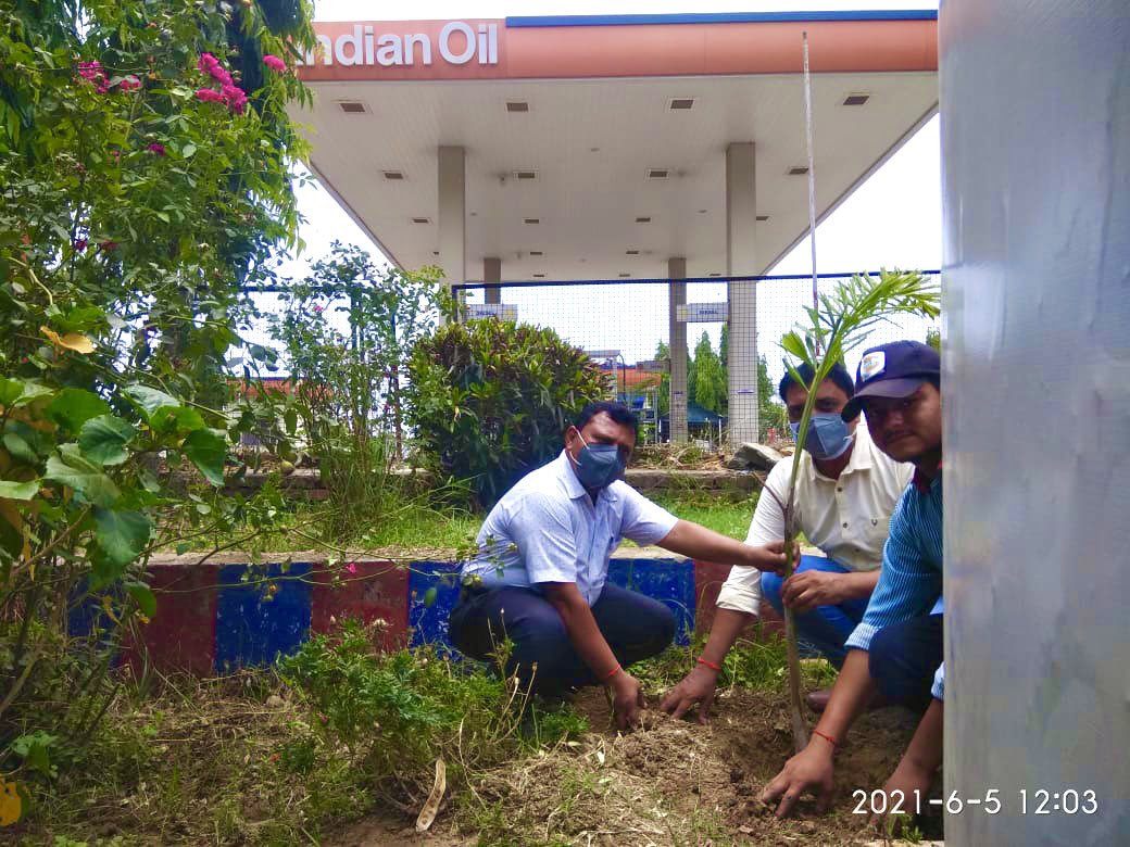 Environment Awareness and Plantation campaign conducted on #WorldEnvironmentDay at <a href="/IndianOilcl/">Indian Oil Corp Ltd</a> #PetrolPumps. #IndiasGreenFuture <a href="/IOCL_UP/">IOCL Uttar Pradesh</a> <a href="/SubratKar_IOC/">Subrat Kar</a>