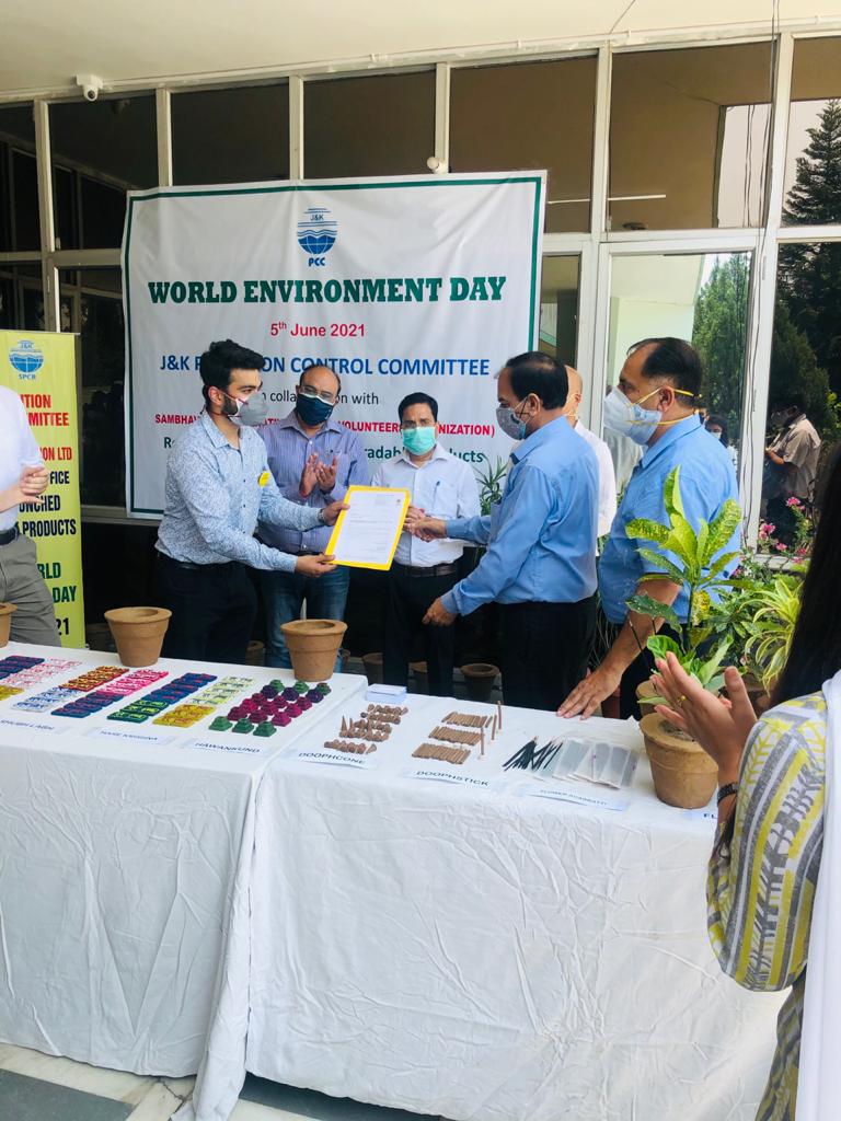 SUR3294's tweet photo. Observed World Environment Day with DISHA Voluntary organisation involved in using eco-friendly materials including cow dung for producing fancy items, dhoop, agarbati etc through self help groups of women in nagrota and Jammu city. Oil India also collaborated under CSR. https://t.co/8x323SzPij
