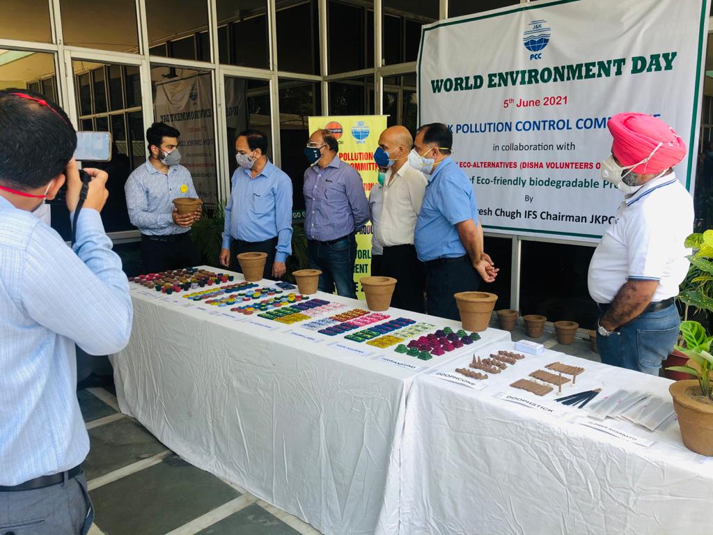 SUR3294's tweet photo. Observed World Environment Day with DISHA Voluntary organisation involved in using eco-friendly materials including cow dung for producing fancy items, dhoop, agarbati etc through self help groups of women in nagrota and Jammu city. Oil India also collaborated under CSR. https://t.co/8x323SzPij