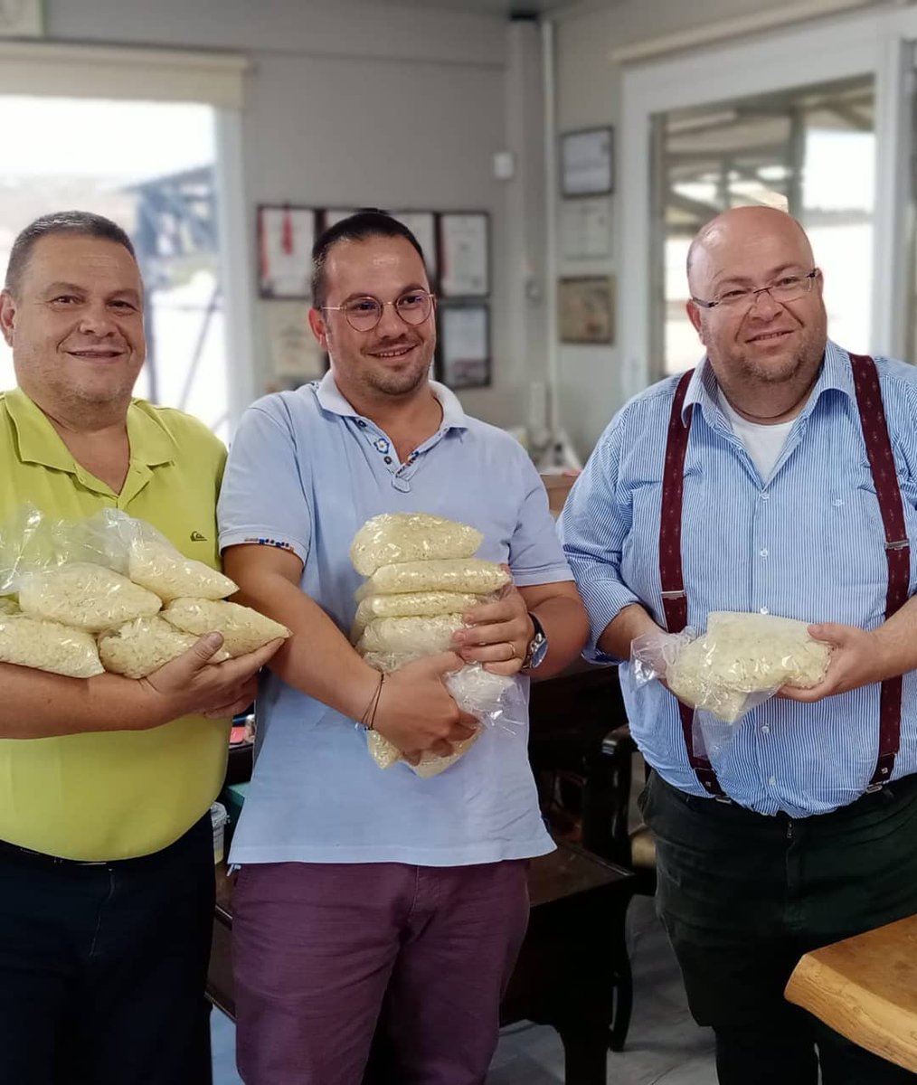 Cesmeilcetarim's tweet photo. 🇹🇷 Ülkemizin ve #çeşme nin değeri #çeşmedamlasakızı #çeşme de #hasad edilerek yerel esnaflarımız tarafından satın alınmıştır. #çeşmedamlasakızı ürünlere dönüşmek üzere yola çıktı.🍀🌿
#bereketliolsun #hayırlıolsun #coğrafiişaret #mastica #öncetarım
@izmirtarim @Ozenmustfa https://t.co/q9HY8c30X4