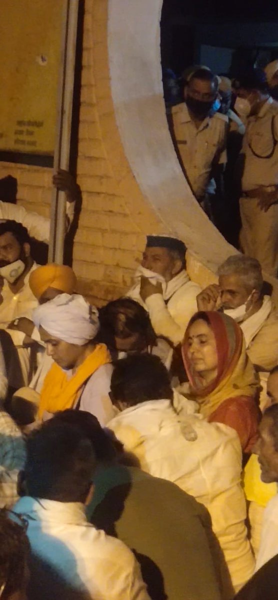 टोहाना में किसानों का संघर्ष जारी है अभी तक किसानों की रिहाई नहीं हुई है। आप इस आंदोलन पर नजर बनाए रहे, जो भी फैसला हो अपने जनपदों में उसका पालन करें
#FarmersProtest 
<a href="/ANI/">ANI</a> <a href="/meelrajaram/">Rajaram Meel</a> <a href="/PTI_News/">Press Trust of India</a> <a href="/aajtak/">AajTak</a> <a href="/news24tvchannel/">News24</a> <a href="/thewire_in/">The Wire</a> <a href="/BBCHindi/">BBC News Hindi</a> <a href="/PunjabKesariCom/">Punjab Kesari</a> <a href="/thetribunechd/">The Tribune</a>