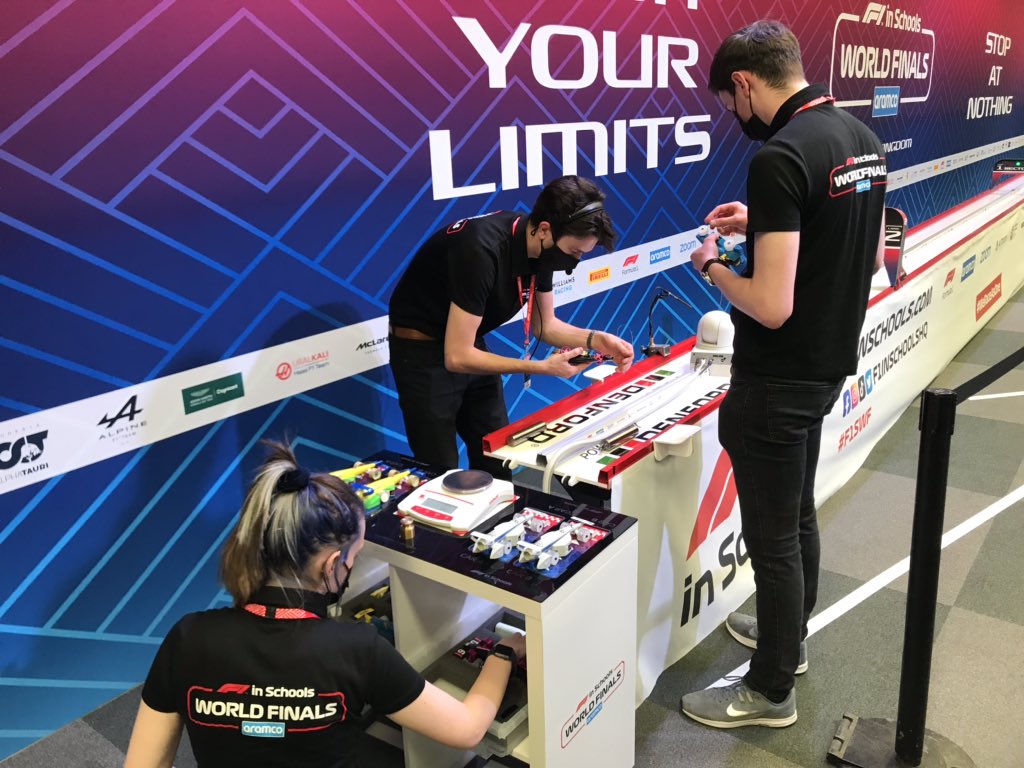 We go again to round out the day’s racing 🔥

#F1SWF #WeRaceAsOne