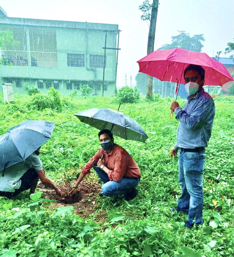 ExecutiveOil's tweet photo. Our Members at OIL’s Moran office took part in OIEEA’s Green Dream drive on the occasion of World Environment Day 2021

@ExecutiveOil 

@ParimalSuklaba1 

@OilIndiaLimited https://t.co/kLAm0jUiD8