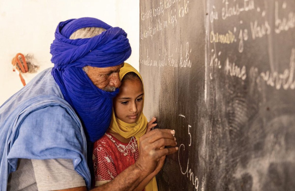 VisitMRT's tweet photo. Teacher: takes responsibilities like a father, care students like a mother and teaches life lessons like a friend ... 🤍

المعلم: يتولى المسؤوليات مثل الأب، يهتم بالطلاب مثل الأم و يعلم دروس الحياة مثل الصديق ... 🤍

Photo : @atripstory 

#MberraRefugeCamp #VisitMauritania https://t.co/VSWo7IQBtB