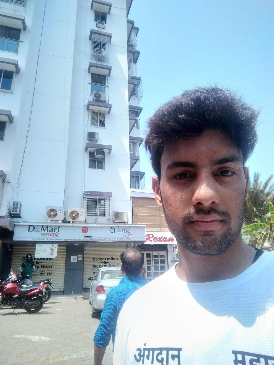 2 year ago today i visited my idols Salman Khan place #galaxyapartments on eid and celebrated #bharat FDFS in #galaxytheatre #mumbai ,most memorable day of my life 😍😍😎😎  #salmankhan #bharat #bandra @ Galaxy Apartments, Bandra West, Mumbai 
2YRS OF BHARATs JOURNEY