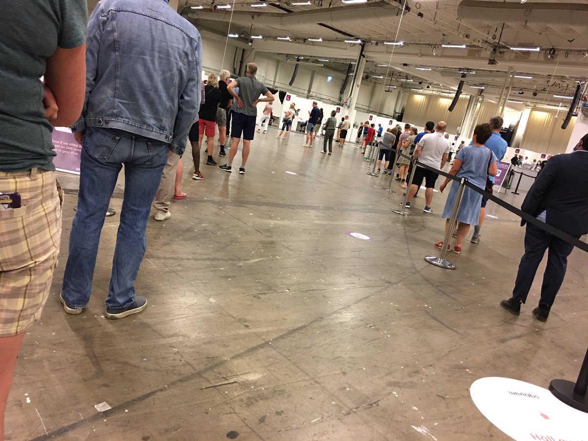 Timo_Murberger's tweet photo. @APCOAUK lappar för fullt vid #kistamässan aka @Easyfairs när många, inte sällan uppstressade människor väntar på sitt #vaccin. Gul böteslapp i ena handen. Vaccinpass i andra. Bad, detta kunde någon ha bjudit på 😏 PS: skyltarna sitter jäkligt snett, syns mest från ena hållet. https://t.co/vFTLlttg0D