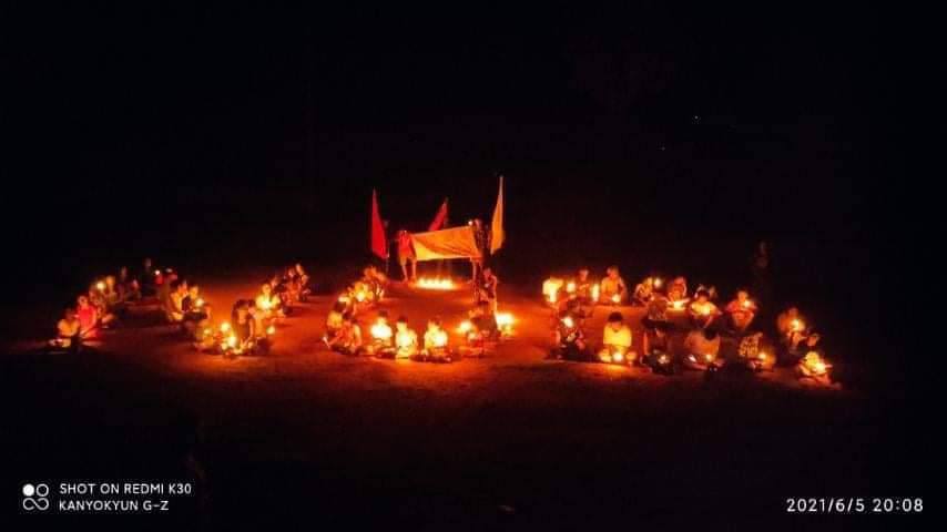 RaeLilXtet's tweet photo. Candle light strike of Kanyone village, Launglone in defiance of the junta coup.
#LessTalkMoreActionsASEAN 
#June5Coup 
#WhatsHappeningInMyanmar https://t.co/Xnmol1tDQN