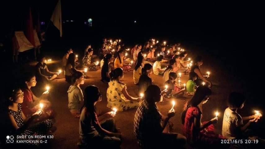 RaeLilXtet's tweet photo. Candle light strike of Kanyone village, Launglone in defiance of the junta coup.
#LessTalkMoreActionsASEAN 
#June5Coup 
#WhatsHappeningInMyanmar https://t.co/Xnmol1tDQN