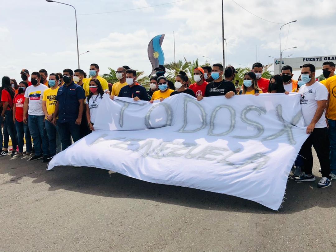 SamyCoquiesR's tweet photo. ¡Los Jóvenes y Estudiantes  llegamos al Puente General Rafael Urdaneta!

Como era de esperarse los cuerpos represivos del régimen  impiden nuestra protesta pacífica he inicio de la #RutaXVzla, hoy más que nunca llenos de fe y esperanza para llegar a la región central. https://t.co/t4R3WDGjAZ