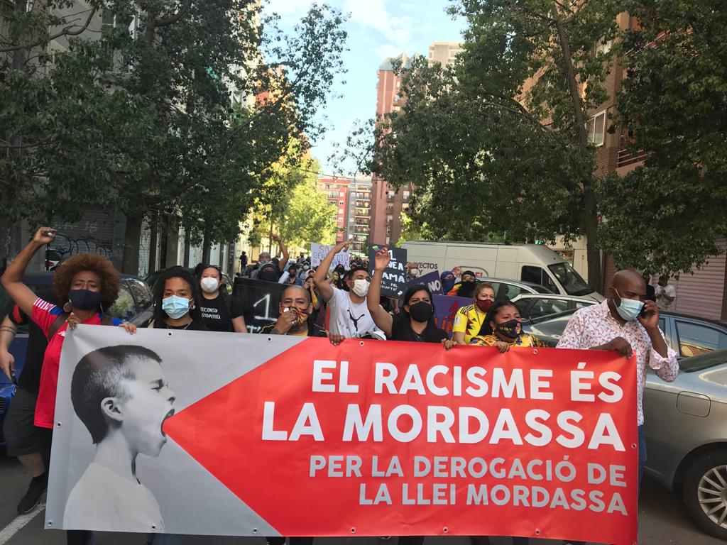 CNT_Valencia's tweet photo. #AhoraMismo empieza la marcha de la columna antifascista y antiracista. Bien fuerte ¡No a la Ley Mordaza!

#DerogacióMordassa
#NoLeyMordaza
#SubeLaLuzArdeLaCalle https://t.co/SqmMIoO0QZ