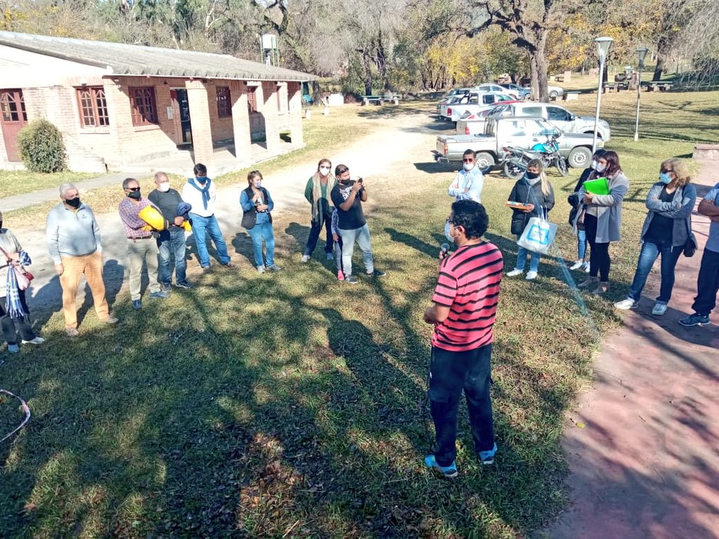 faridastorga's tweet photo. Hermosa actividad plantando arbolitos en el @centij_ok junto a toda la familia ingenieril. Gracias @ingenierosjujuy, InCoTeDeS y Fundación AVES por hacerlo posible 🌳🏞️💪☺️ https://t.co/7o5vQ4FD7x