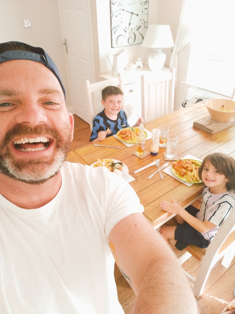 ChopPaulgray262's tweet photo. I never thought I was or would be a dinner/Dad/kids #selfie wanker but it turns out I am! And I'm alright with that! #dads #ladsnightin https://t.co/Gc7lQDhKFA