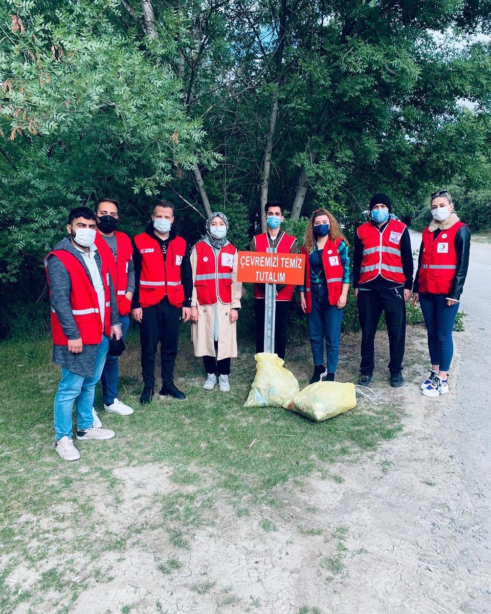 genckizilay06gl's tweet photo. Bugün 5 Haziran Dünya Çevre Günü 🌍
Bize verilen en kıymetli hazine olan doğaya borcumuzu ödemek için bugünden daha anlamlı bir gün bulamazdık. 
 Gölbaşı Genç Kızılay olarak yola koyulduk ve Ankara’mızın sembollerinden olan Eymir Gölü’nün temiz havası eşliğinden çöpleri temizledk https://t.co/xa4DckEpZx
