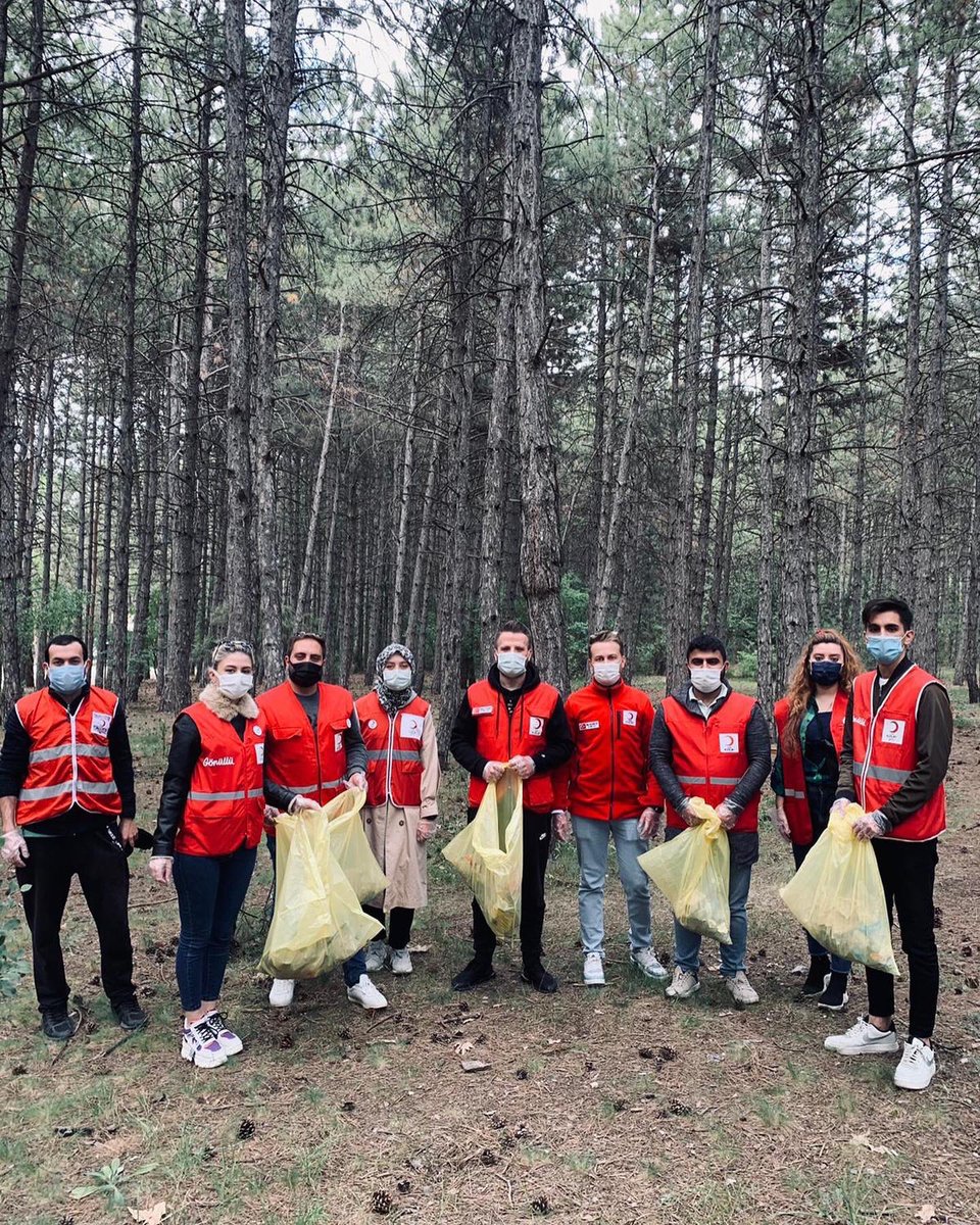 genckizilay06gl's tweet photo. Bugün 5 Haziran Dünya Çevre Günü 🌍
Bize verilen en kıymetli hazine olan doğaya borcumuzu ödemek için bugünden daha anlamlı bir gün bulamazdık. 
 Gölbaşı Genç Kızılay olarak yola koyulduk ve Ankara’mızın sembollerinden olan Eymir Gölü’nün temiz havası eşliğinden çöpleri temizledk https://t.co/xa4DckEpZx