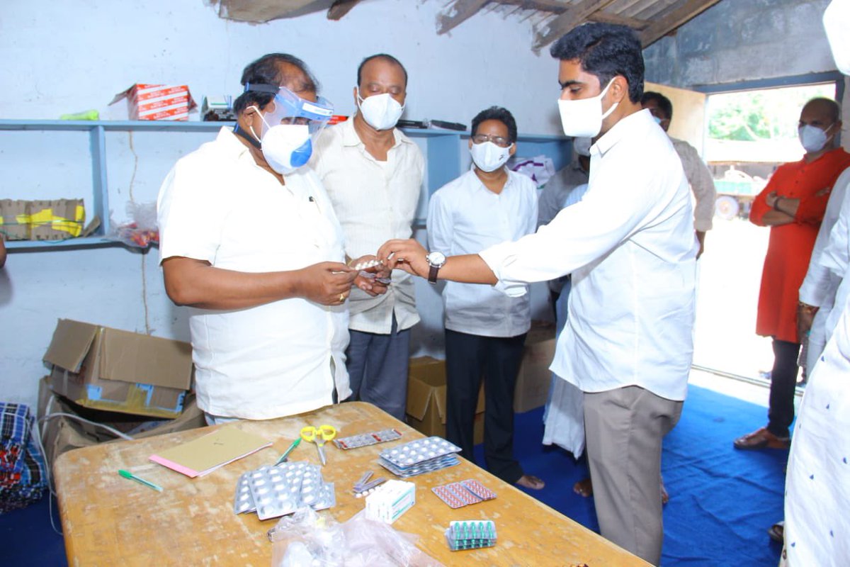 JPNadda's tweet photo. Under the #SevaHiSangathan campaign, @BJP4Andhra karyakartas are carrying out relief work in Gannavaram following Covid protocols. Some glimpses of distribution of food packets, masks and sanitizers to the needy. https://t.co/tL25tuoLEs
