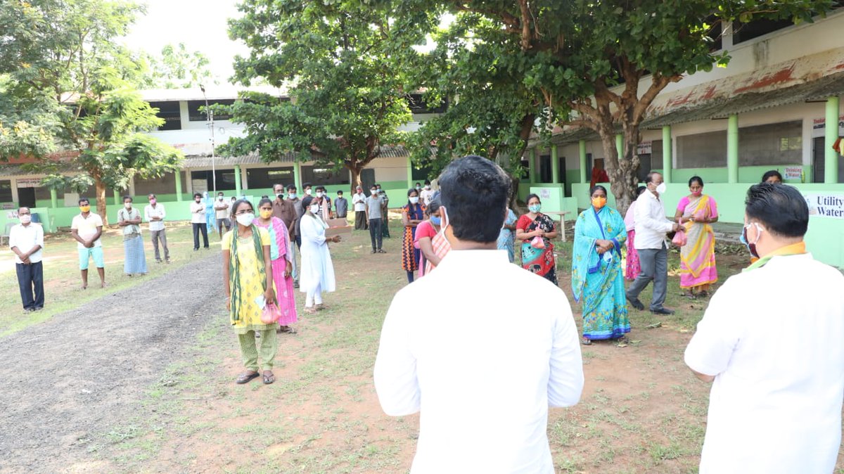 JPNadda's tweet photo. Under the #SevaHiSangathan campaign, @BJP4Andhra karyakartas are carrying out relief work in Gannavaram following Covid protocols. Some glimpses of distribution of food packets, masks and sanitizers to the needy. https://t.co/tL25tuoLEs