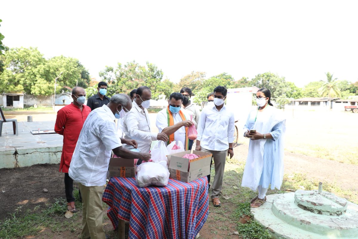 JPNadda's tweet photo. Under the #SevaHiSangathan campaign, @BJP4Andhra karyakartas are carrying out relief work in Gannavaram following Covid protocols. Some glimpses of distribution of food packets, masks and sanitizers to the needy. https://t.co/tL25tuoLEs