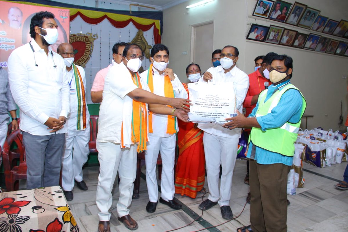 JPNadda's tweet photo. Under the #SevaHiSangathan campaign, @BJP4Andhra karyakartas are carrying out relief work in Gannavaram following Covid protocols. Some glimpses of distribution of food packets, masks and sanitizers to the needy. https://t.co/tL25tuoLEs