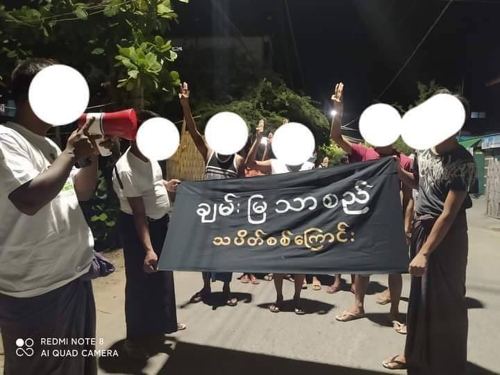 LMoonkha's tweet photo. Despite junta’s inhuman suppressions, residents from Chan Mya Thar Zi Township staged night protest against military dictatorship on tonight. #WhatsHappeningInMyanmar #June5Coup https://t.co/w3G5io2mdA