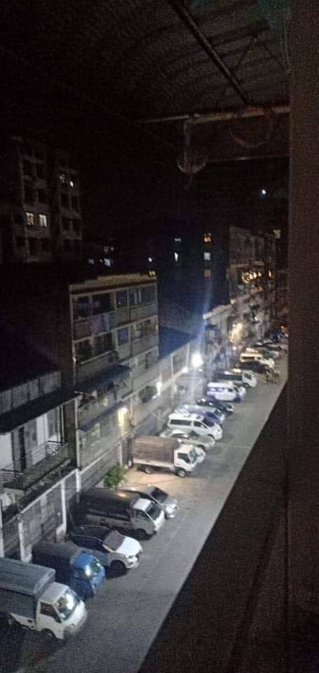 mariaszeto9's tweet photo. Around 8:30 PM, SAC invaded Pazundaung Tsp ,50th street, Yangon, audited guest list and tried to abducted civilians. Though abducting was not confirmed yet, residents said that they are trying to abduct a CDM teacher. #WhatsHappeningInMyanmar #June5Coup https://t.co/CfRNhyAtBc