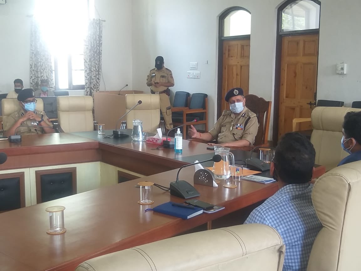 jandkpolice's tweet photo. Visited Anantnag and held liaison meeting with DIG South Kashmir Range along with District Commissioners and SSPs of Anantnag, Pulwama, Shopian and Kulgam. Emphasised the need for the district administration to act in unison and proactively reach out to citizens. https://t.co/Kt9JMv1eTo