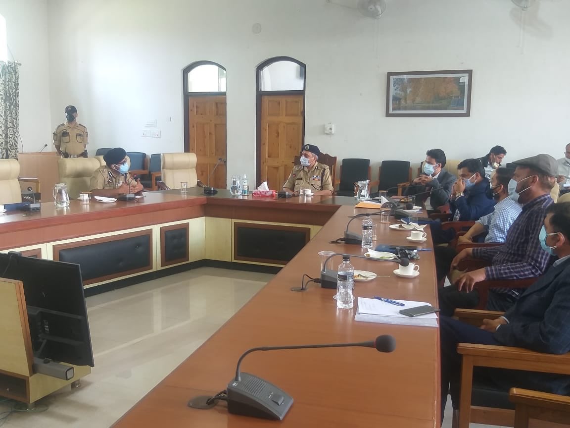 jandkpolice's tweet photo. Visited Anantnag and held liaison meeting with DIG South Kashmir Range along with District Commissioners and SSPs of Anantnag, Pulwama, Shopian and Kulgam. Emphasised the need for the district administration to act in unison and proactively reach out to citizens. https://t.co/Kt9JMv1eTo