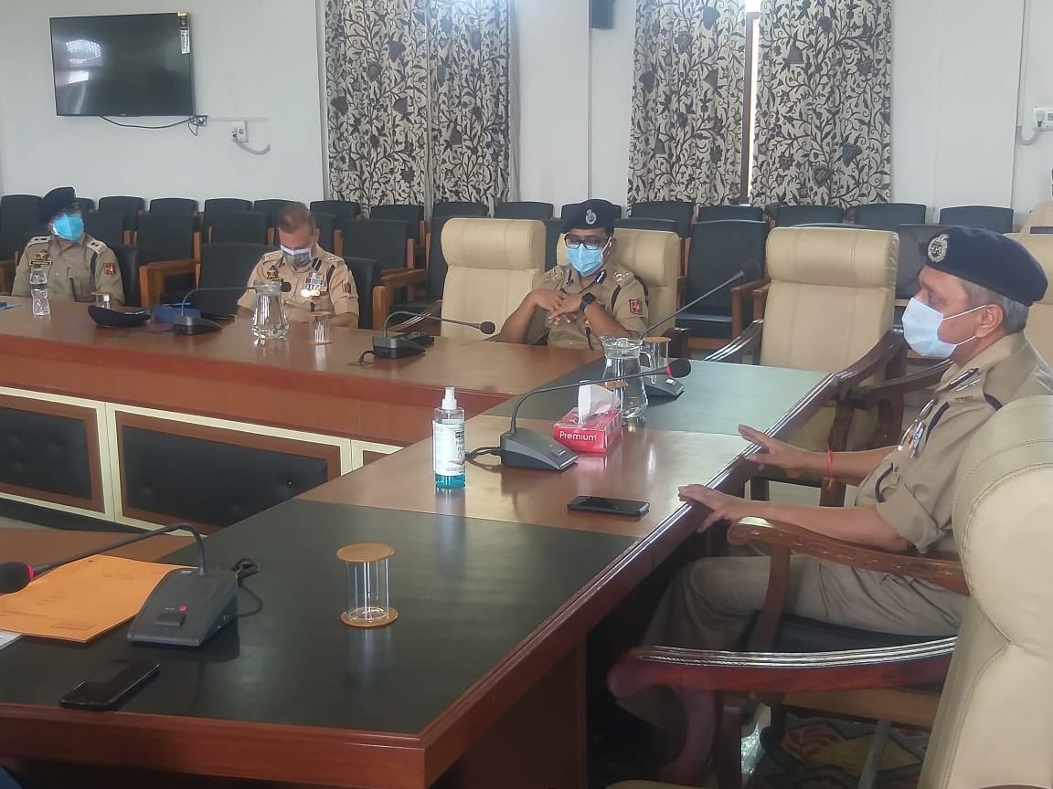 Visited Anantnag and held liaison meeting with DIG South Kashmir Range along with District Commissioners and SSPs of Anantnag, Pulwama, Shopian and Kulgam. Emphasised the need for the district administration to act in unison and proactively reach out to citizens.