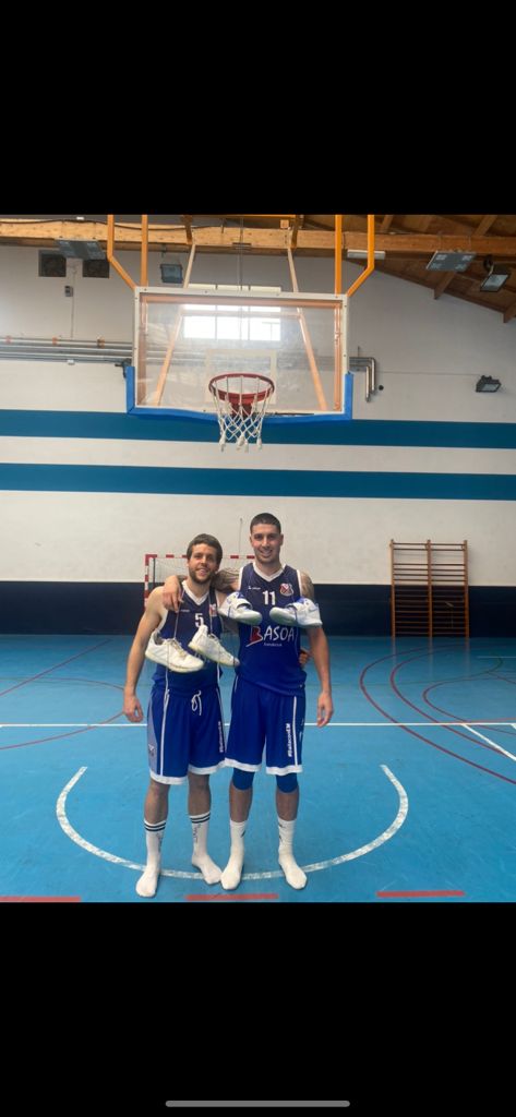 ordiziasaski's tweet photo. Ezin izan dugu garaipena lortu, jokalari hauek, merezi zuten bezala agurtu ahal izateko. @enekoduri @fundi55 @jonvi9 #Milaesker egindako lanagatik! 👏👏💪💪 https://t.co/s7dhcvAXrK https://t.co/CzVImF1Y8O