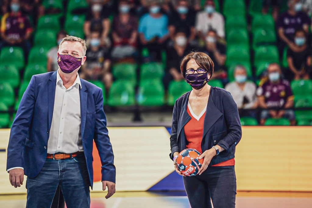 CaissEpargneBPL's tweet photo. Coup d’envoi du match du @HBCNantes dont nous sommes le partenaire officiel par @LaurenceRENAUD directrice communication de la @CaissEpargneBPL ! Cc @DelacreFrancis
#WeHFamily #TousH #EspritHandball https://t.co/4MYzdHe6D0