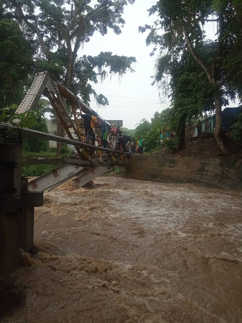 Luisosuna34's tweet photo. @NicolasMaduro buenos días presidente mire esto, municipio Andrés mata estado sucre río casanay, mire la situación que se vive y el peligro que se corre se necesita de su colaboración ya que el gobierno regional no da una respuesta ya tienen así varios años. Esperamos su solución https://t.co/oQwMczJshi