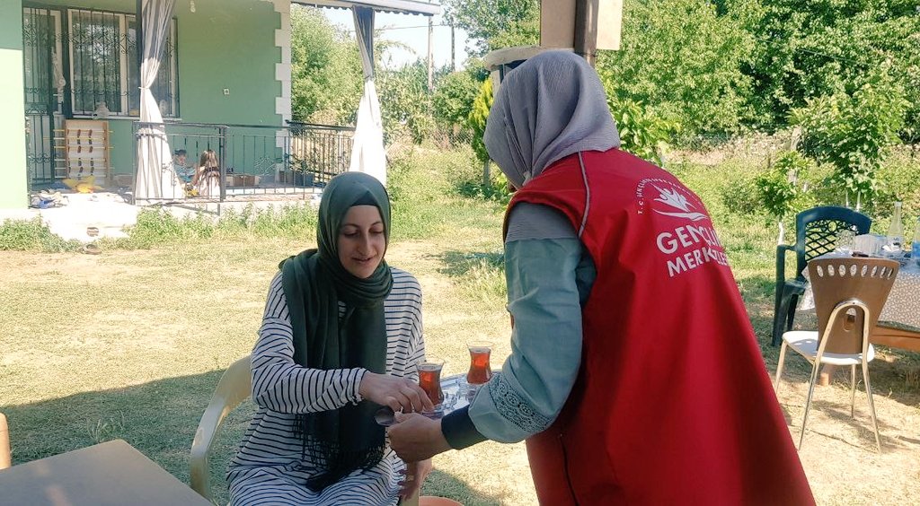 GSB_AydinGM's tweet photo. Bir fincan çaydır, sohbete kapı aralayan.
#ÇayaGeliyoruzProjesi kapsamında gönüllülerimiz ile birlikte otizmli gencimizin evine ziyarete gittik. ☕
#GönüllülükKulübü
#GSBGM https://t.co/pwOQE4mSP6