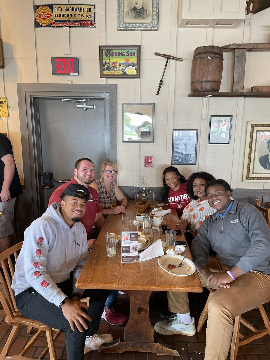 The @StanfordFball Dallas➡️Palo Alto village is for real. Saturday morning Breakfast to share experiences and encouragement to @UkeIrene @austin_uke before move in day. #thefamilyyouchoose #yoursonismyson❤️ #olinemenanddb