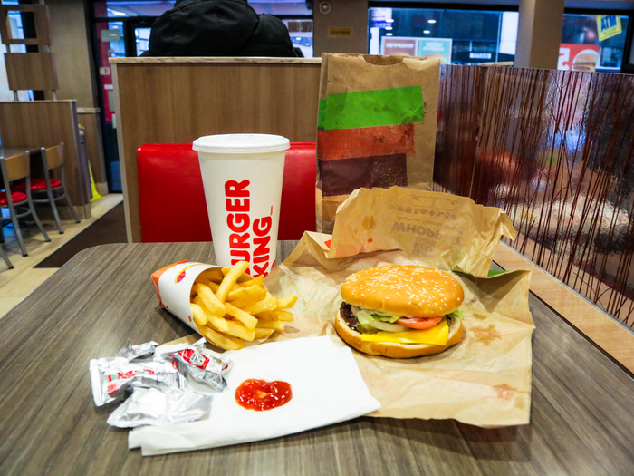 FreeTricks12's tweet photo. @McDonalds @HYBE_MERCH Chance to Get $250 McDonalds vs Burger King, more details Click the Link. https://t.co/Jrwrcvs2kZ https://t.co/lX90m8wKC8